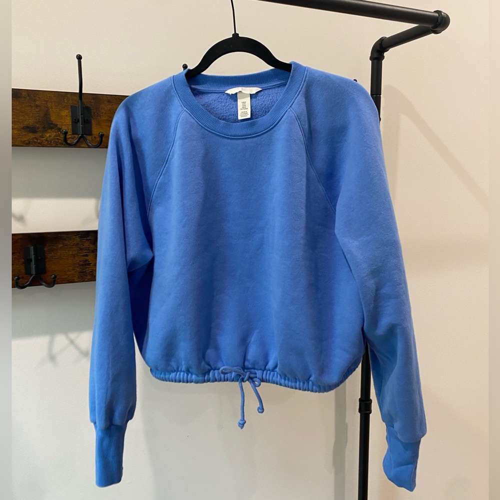 H&M | Women’s Cropped Crew Neck Sweatshirt, Size Medium